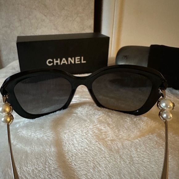 CHANEL Black and White Sunglasses with Polarized Lenses - Picture 8 of 9